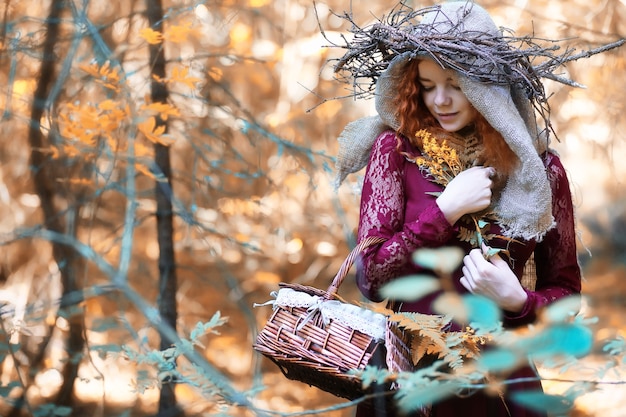 Foto adivino realiza un ritual en las profundidades del bosque