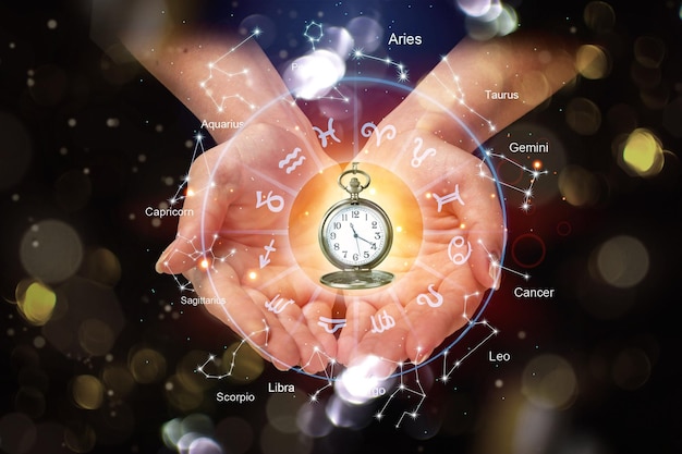 El adivino tiene un reloj con círculo zodiacal.