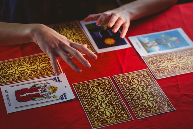 Adivino usando cartas del tarot