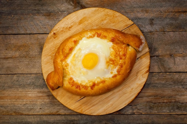 Adjara Khachapuri-Brot auf einem Brett mit Käse und Ei