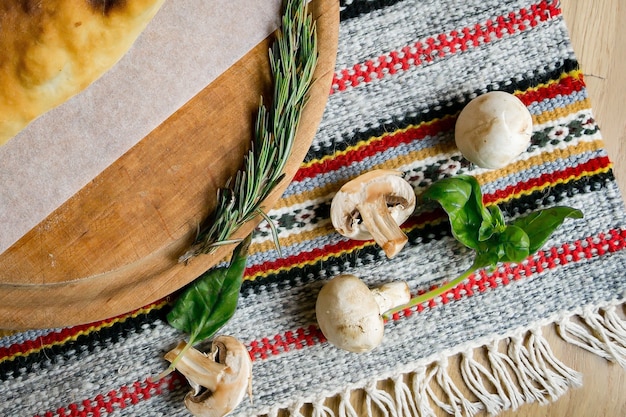 Adjara khachapuri tradicional georgiano e Kolkh khachapuri na mesa. Panificação caseira