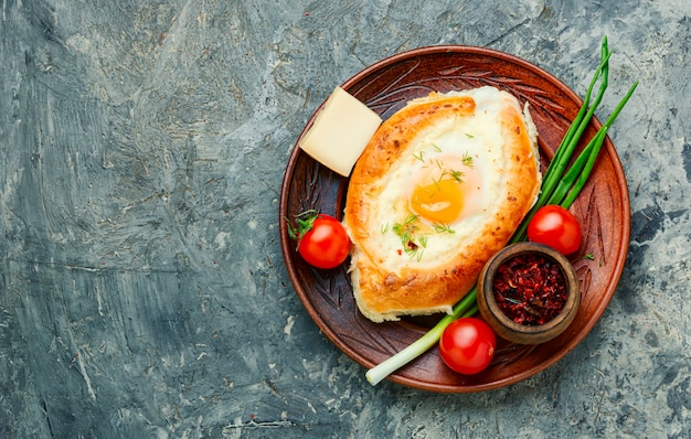 Adjara khachapuri tradicional georgiano