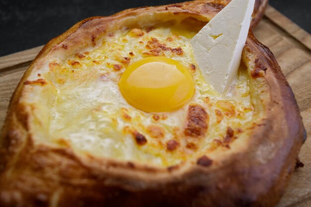 Adjarian Khachapuri auf einem Holzbrett