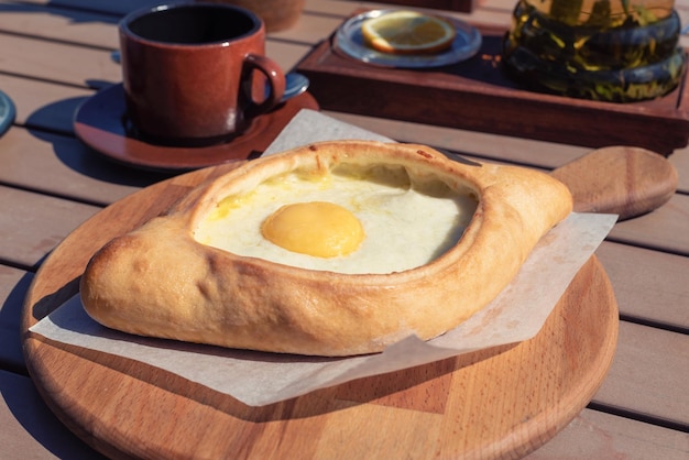 Adjarian khachapuri en una tabla de madera cocina tradicional georgiana