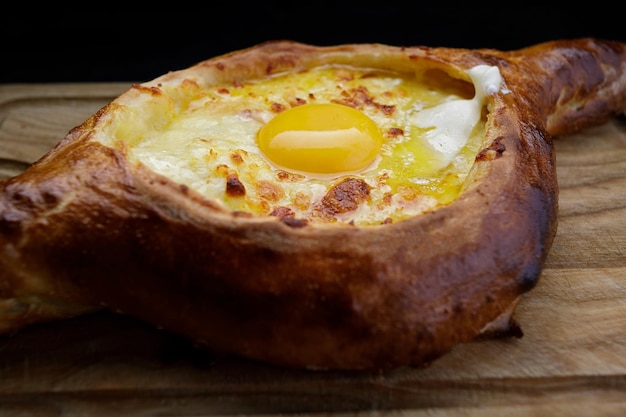 Adjarian khachapuri en una tabla de madera