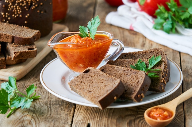 Adjika con tomates, pimientos y ajo