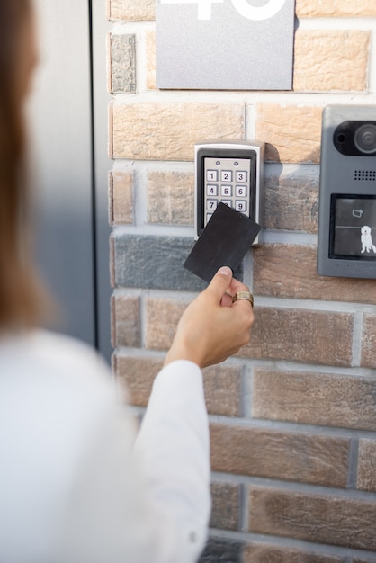 Foto adjuntando tarjeta al lector electrónico para acceder a la oficina o apartamento, primer plano. entrada con tarjeta, identificación personal, acceso sin llave, concepto de tecnologías modernas