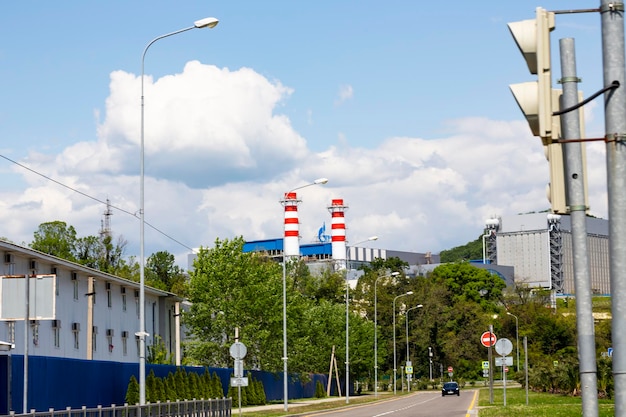 ADLER RUSSLAND 10. MAI 2022 Rohre des Gasunternehmens Gazprom auf dem Dach eines Wärmekraftwerks