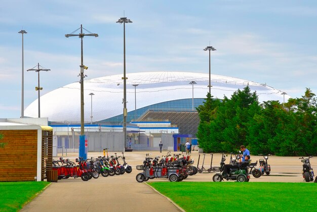 Adler Sochi Rússia 11012021 Scooters de passeio no Parque Olímpico A cúpula do palácio de gelo