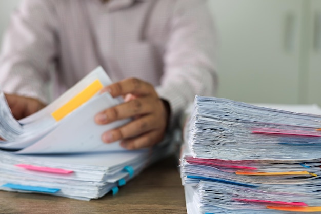 Administração de negócios e documentos de dados na mesa de escritório Pilha de papel de sobrecarga de negócios