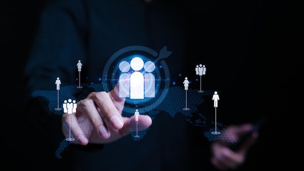 Administración de relaciones con el cliente CRM Empresario tocando icono humano con objetivo objetivo estructura global tecnología de red de clientes Servicio al cliente Medios sociales Marketing digital en línea