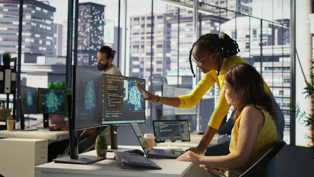 Administrador y compañero de trabajo realizando experimentos y pruebas para optimizar la IA