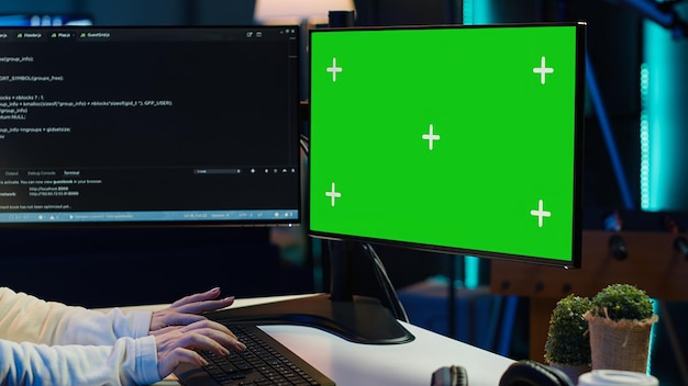 El administrador está instalando código fortificado en la PC de chroma key para evitar ataques cibernéticos