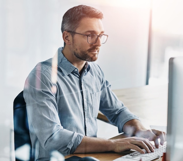 Administrador de recursos humanos y empleado con teclado para planificar la agenda o revisar los planes en el lugar de trabajo