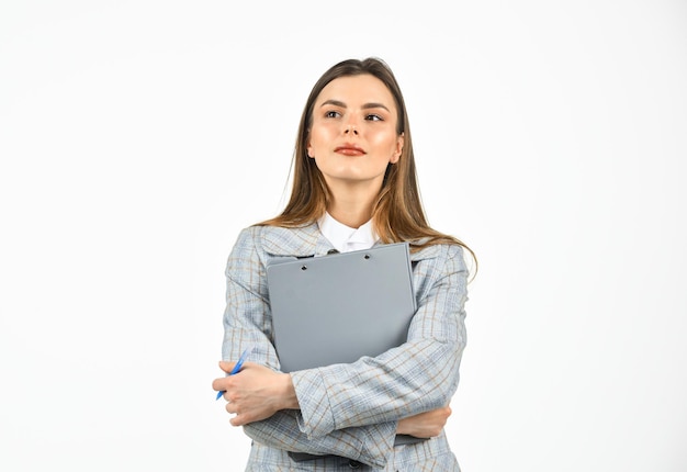 Administrador secretaria Aprendiz responsable Elegante mujer tímida con chaqueta Chica sigue el código de vestimenta Mujer de negocios con documentos Trabajadora de oficina Estilo de moda casual formal Mujer con carpeta de oficina