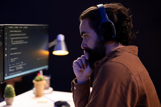 Administrador de TI con auriculares escuchando música aumentando la seguridad de los datos