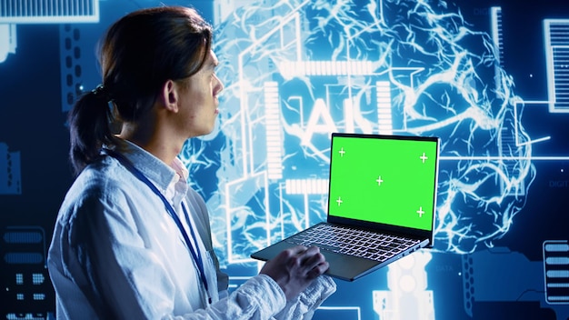 El administrador usa una computadora portátil de pantalla verde para la IA