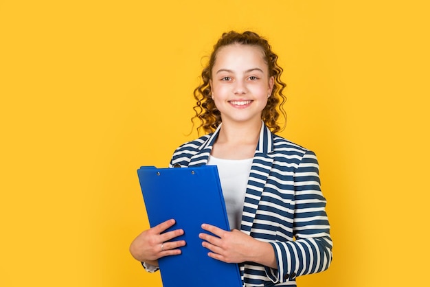 Administrativer Koordinator und Projektmanagement Bibliotheksassistent Happy Girl halten Bibliotheksordner Schulbibliothek Wissen und Informationen Student Teen formalen Stil Bildungskonzept