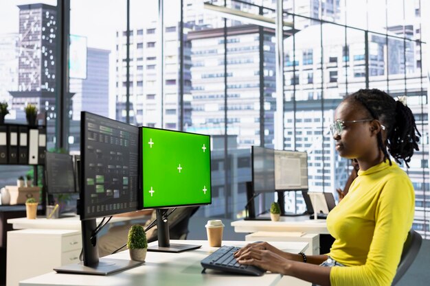 Administrator sieht sich einen isolierten Bildschirmcomputer an, der Cloud-Computing-Ressourcen verwaltet