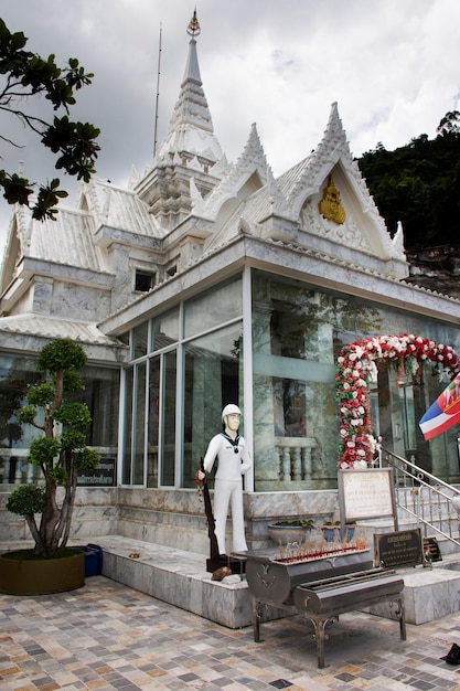 Admiral Prinz Abhakara Kiartivongse des Ministers der Royal Siamese Navy Schrein für thailändische ausländische Reisende besuchen Respekt und beten am Sairee Beach am 6. September 2021 in Chumphon Thailand