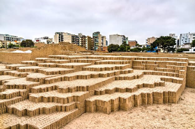 Adobe-Pyramide von Huaca Pucllana in Lima Peru