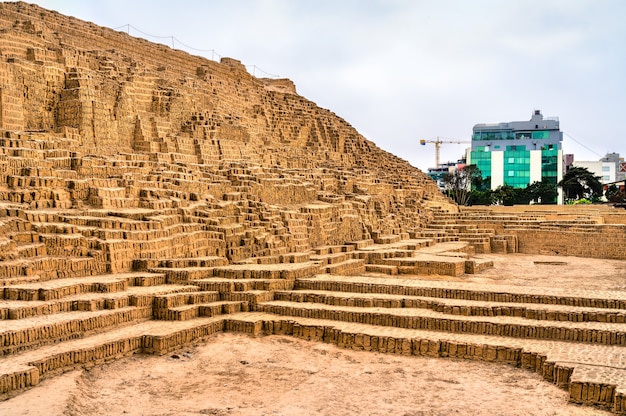 Adobe-Pyramide von Huaca Pucllana in Lima Peru