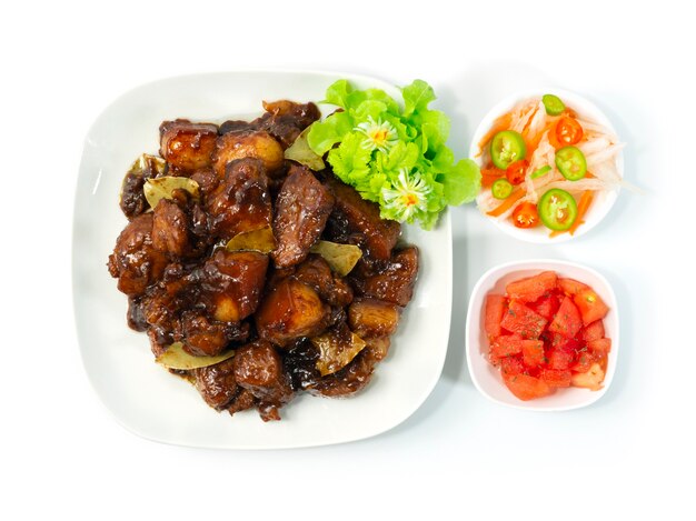 Adobo de cerdo Plato filipino caramelizado agregado con el popular plato de sabor agridulce en Filipinas Asean Foods Served inside plato y verduras topview