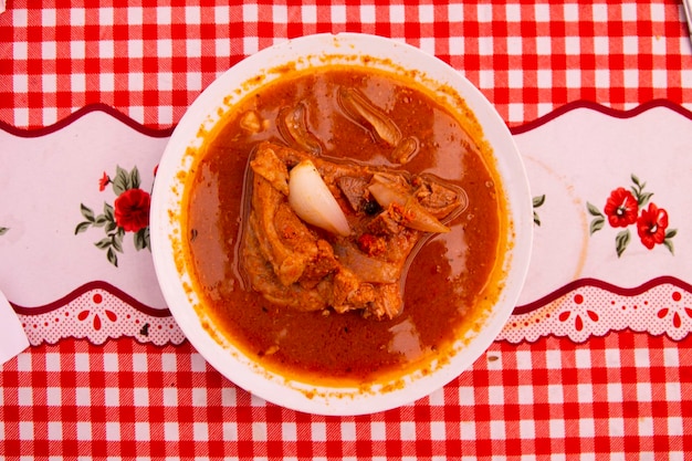 Foto el adobo de chancho arequipeo consiste en un plato de carne de cerdo marinado