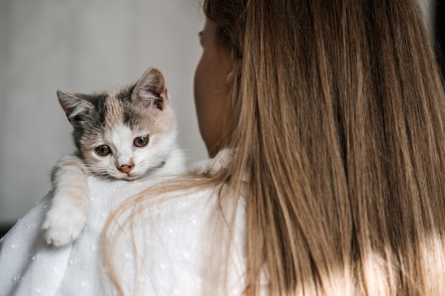 Adoção de gatos adota gatinho de resgates e abrigos retrato de mulher brincando com outbred adotado