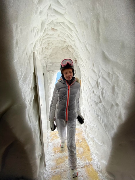 Foto adolescente a caminhar num iglu.