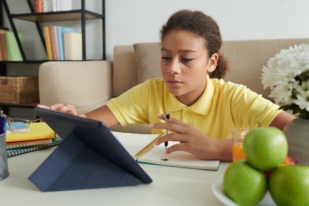 Foto adolescente a frequentar aulas online