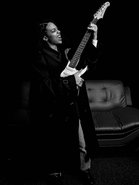 Adolescente a tocar guitarra