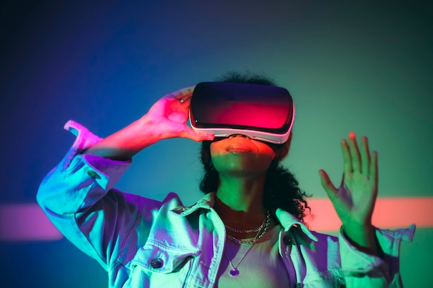 Adolescente a usar um assento VR