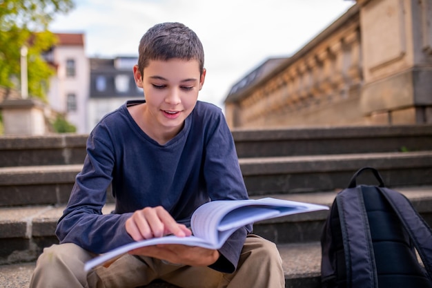 Adolescente absorto en la lectura de un libro