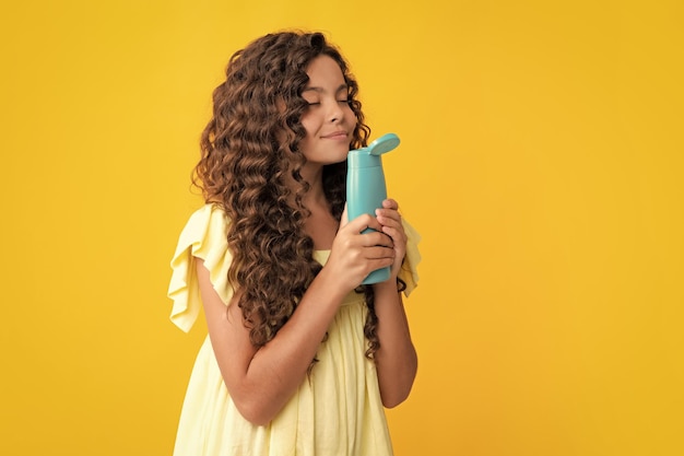 Adolescente con acondicionadores de champú o gel de ducha Botella de champú de producto cosmético para el cuidado del cabello para niños