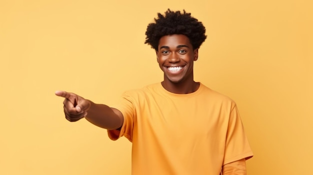 Adolescente africano feliz y sonriente señalando con los dedos a un lado presentando una nueva oferta promocional mostrando anuncios en el espacio de copia para comprar producto promocional de publicidad aislado en un fondo beige