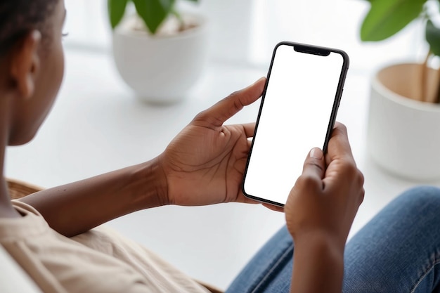 adolescente afro-americano segurando um smartphone modelo de tela de célula branca