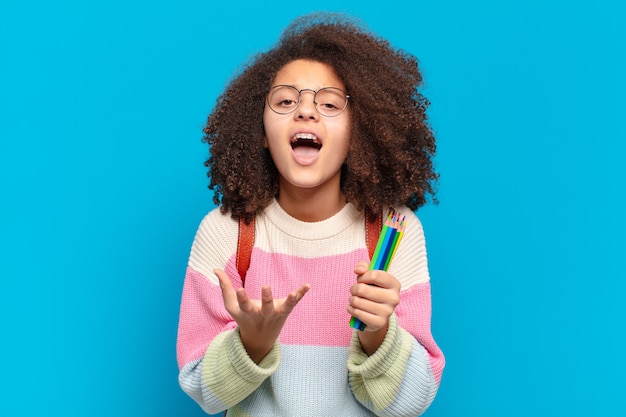 Adolescente afro parecendo desesperado e frustrado