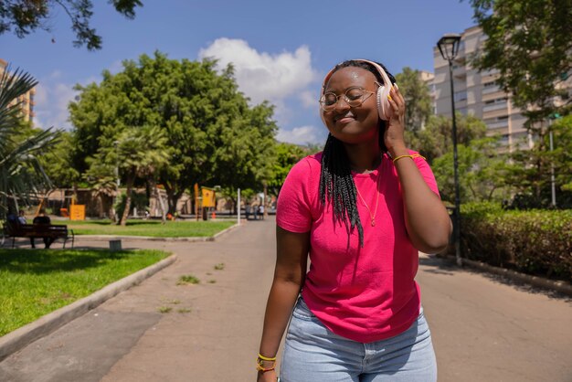 Adolescente afroamericano escuchando música y bailando