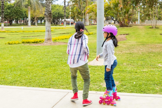 Adolescente ajuda a levantar a menina patinadora do chão