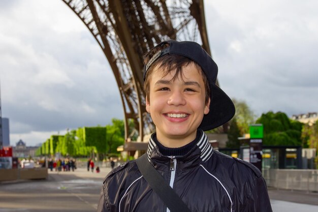 Adolescente alegre cerca de la Torre Eiffel en París