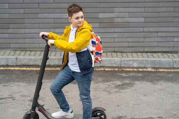 Adolescente andando em scooter elétrico