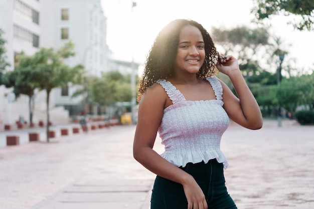 Adolescente andando na rua