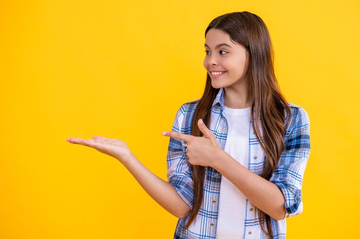 Foto adolescente apresentando seu novo produto de dedo de ponta adolescente apresentando produto para a câmera adolescente apresentando produtos para clientes potenciais adolescente apresentando o produto para o público