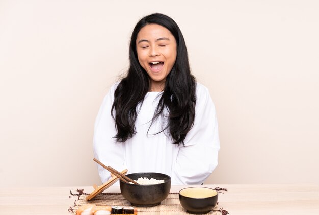 Adolescente asiática comiendo comida asiática aislado