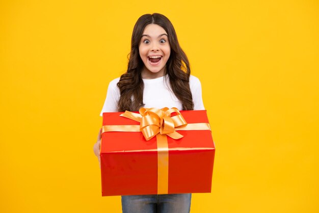 Adolescente asombrado Niño adolescente con caja de regalo Chica adolescente dando regalo de cumpleaños Saludo actual y concepto de regalo Niños emocionados