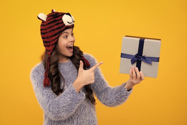 Adolescente asombrado Retrato de una niña adolescente de 12 13 14 años sosteniendo una caja de regalo de Navidad Adolescente dando un regalo de cumpleaños Emocionada jovencita