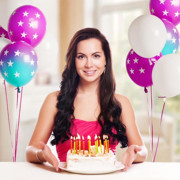 Adolescente atractiva que celebra su cumpleaños con la torta