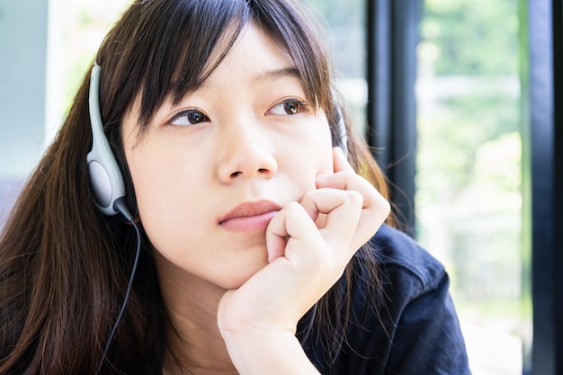 Adolescente con auriculares escuchando música