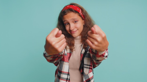 Adolescente avaricioso niño niña niño mostrando higo gesto negativo rechazo señal de rapacidad enojado resistirse